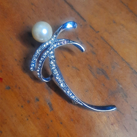 Jewelry - Diamond Pearl Brooch